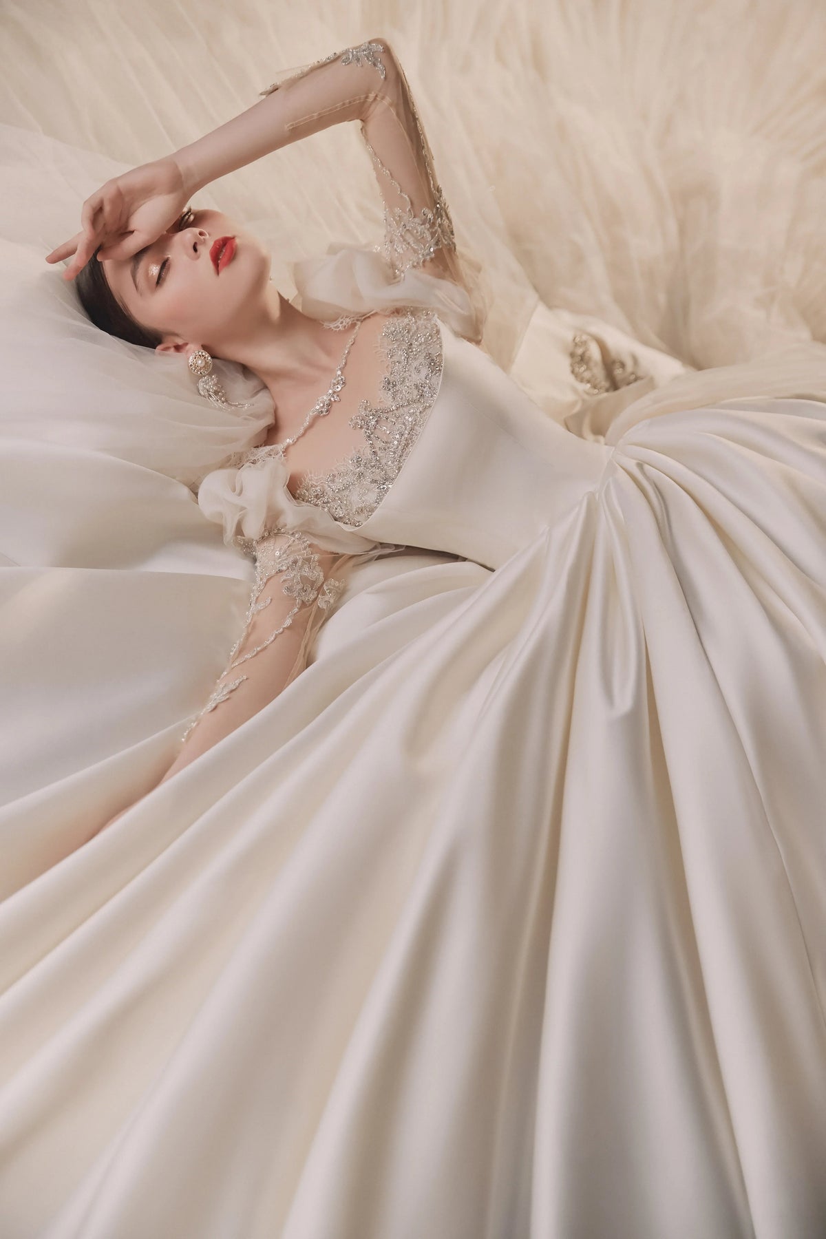 Regal Ball Gown Illusion Neckline Tulle Puff Sleeve Beaded Lace Wedding Dress with Oversized Bow Train E-304 (ZD16888)