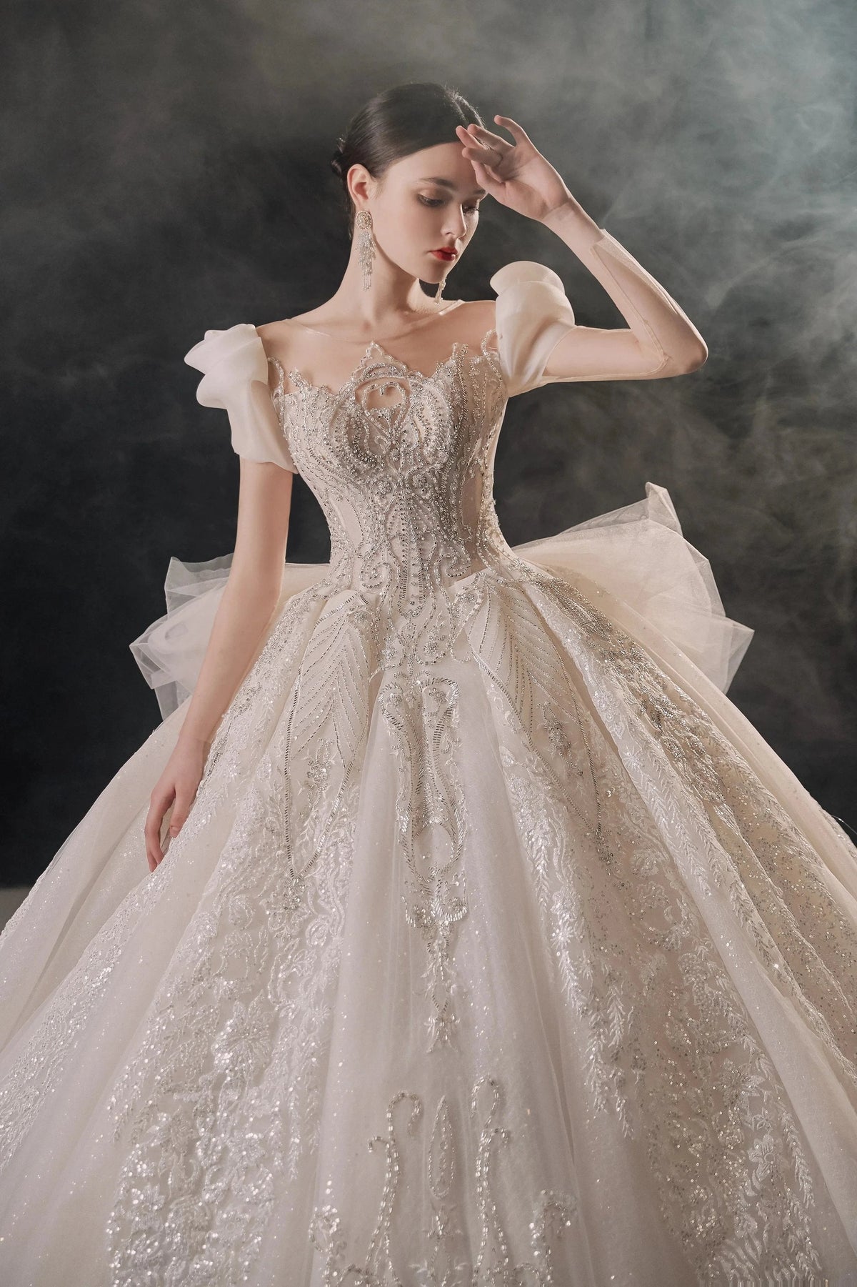 Gorgeous Puff-Sleeve Ball Gown Sweetheart Neckline Beaded Lace Wedding Dress with Ruffled Train E-309 (ZD16890)