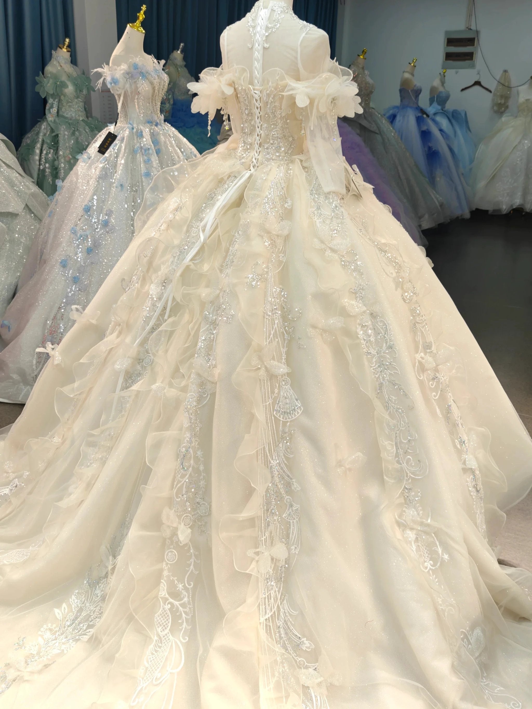 Exquisite High-Neck Tulle Ball Gown Wedding Dress with Crystal Embroidery & Ruffled Detachable Sleeves Ye-2022 (ZD16803)