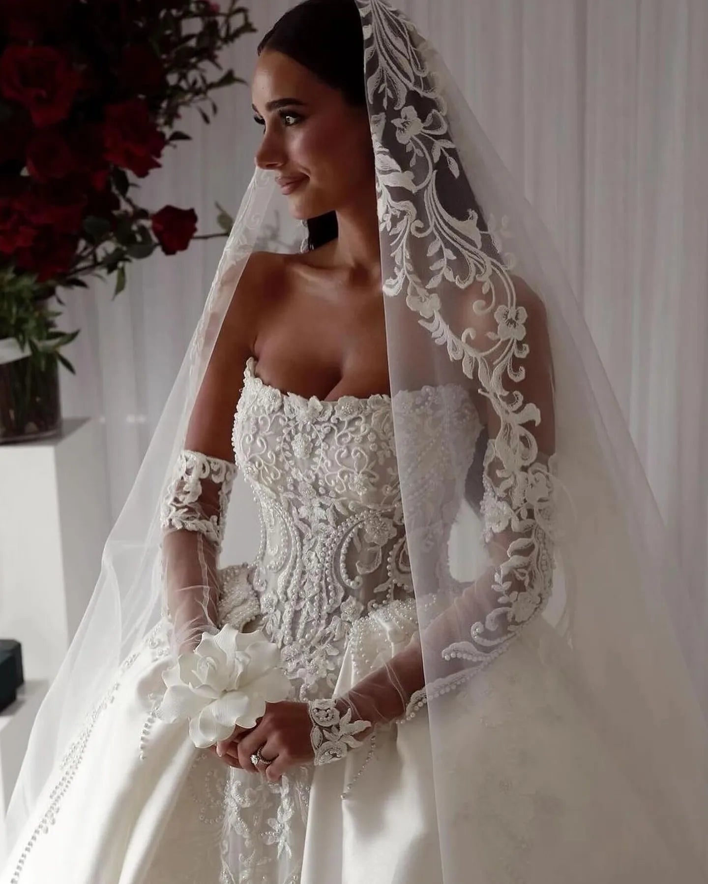 Arabic Lace Saudi Ball Gown Wedding Dress For Bride Strapless Pearls Satin Wedding Dresses Ruffle Dubai R Bridal Gowns Plus Size (ZD17412)