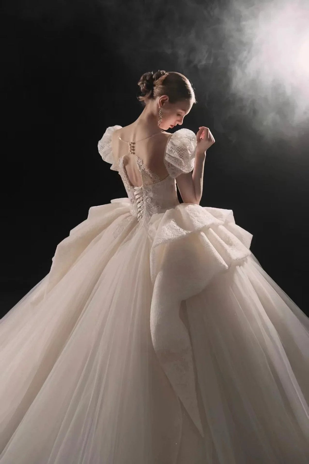 Elegant Sweetheart Ball Gown Lace Puff Sleeve Beaded Embroidery Wedding Dress with Flowing Train E-302 (ZD16903)