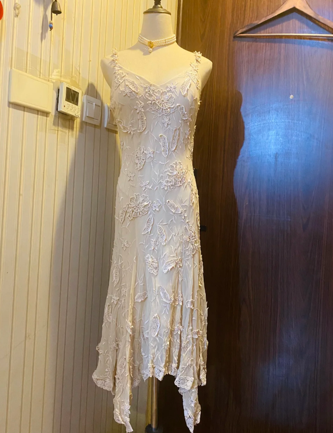 Elegant Ivory Deep V Halter-neck Irregular Lace Prom & Evening Dress - FashionDia
