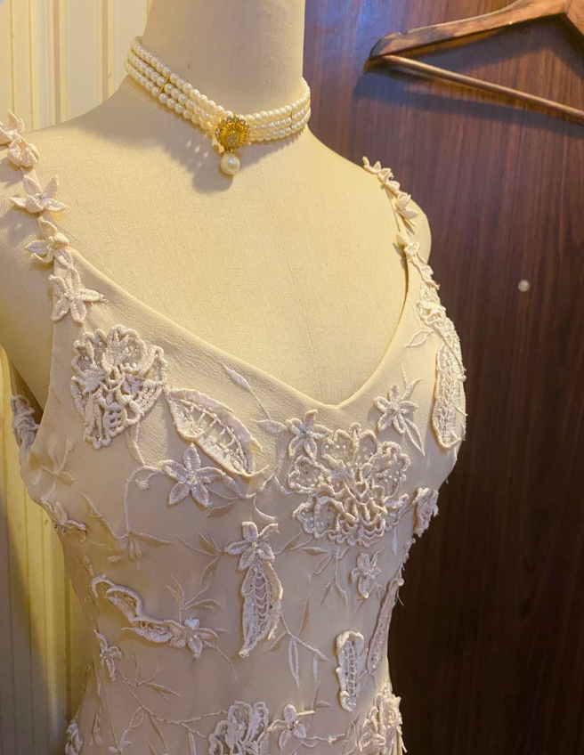 Elegant Ivory Deep V Halter-neck Irregular Lace Prom & Evening Dress - View 2 | FashionDia