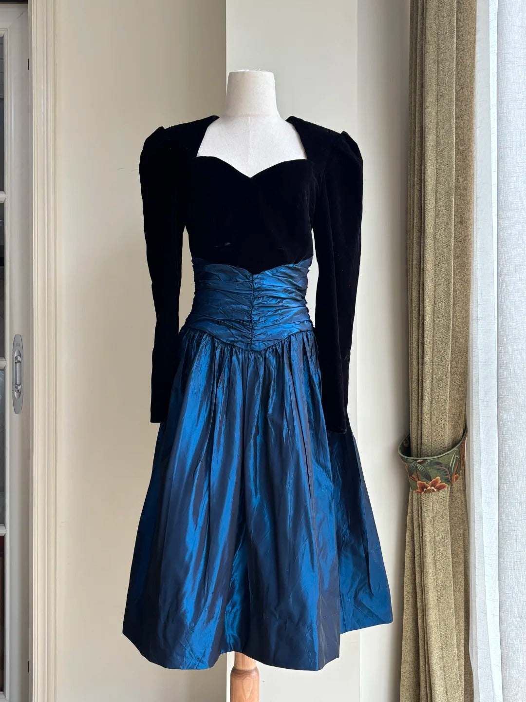 Vintage Black And Blue A-Line Long-sleeved Velvet And Satin Prom & Evening Dress - View 2 | FashionDia