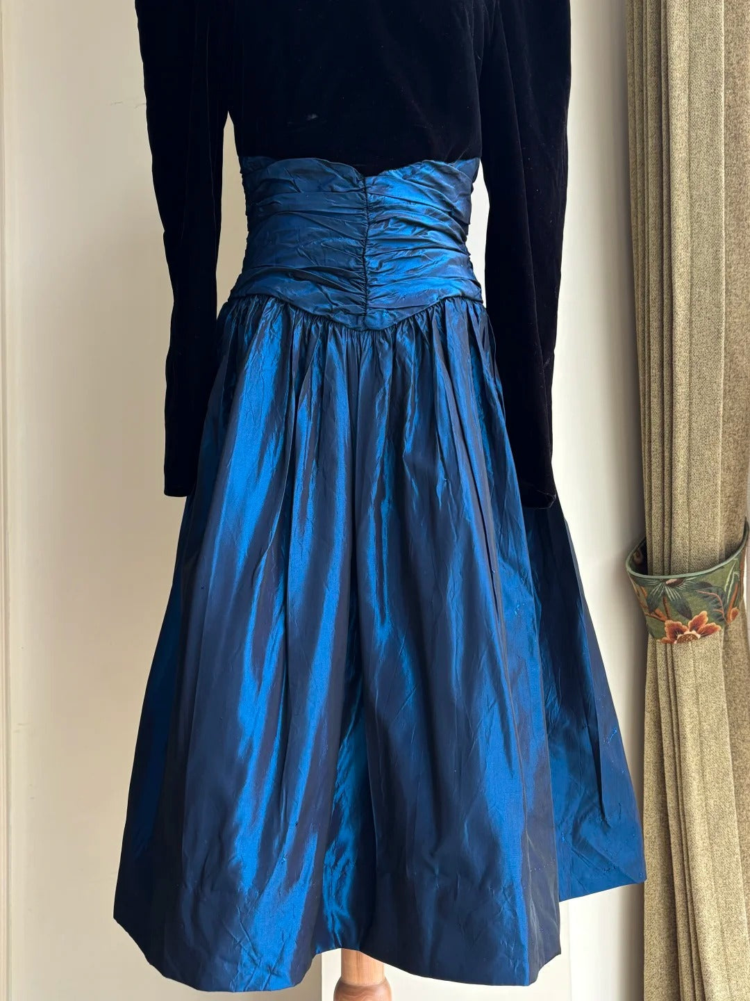 Vintage Black And Blue A-Line Long-sleeved Velvet And Satin Prom & Evening Dress - View 8 | FashionDia