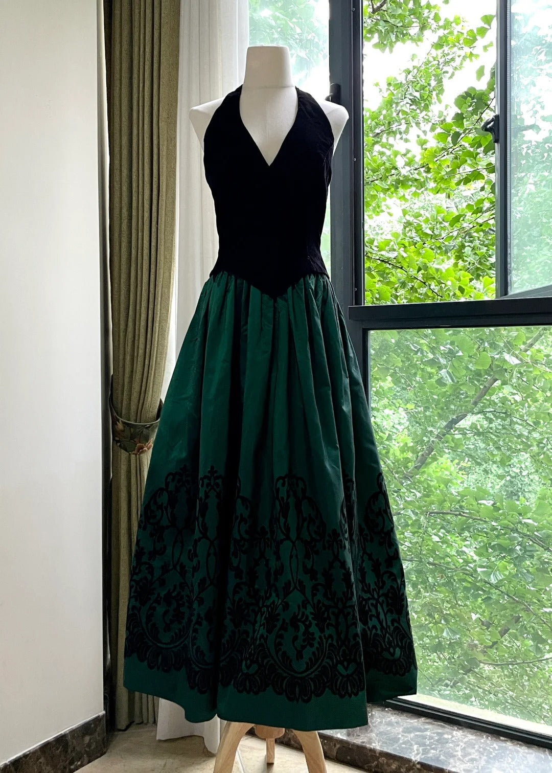 Retro Black And Green A-Line Halter Neck Velvet And Satin Prom & Evening Dress - FashionDia
