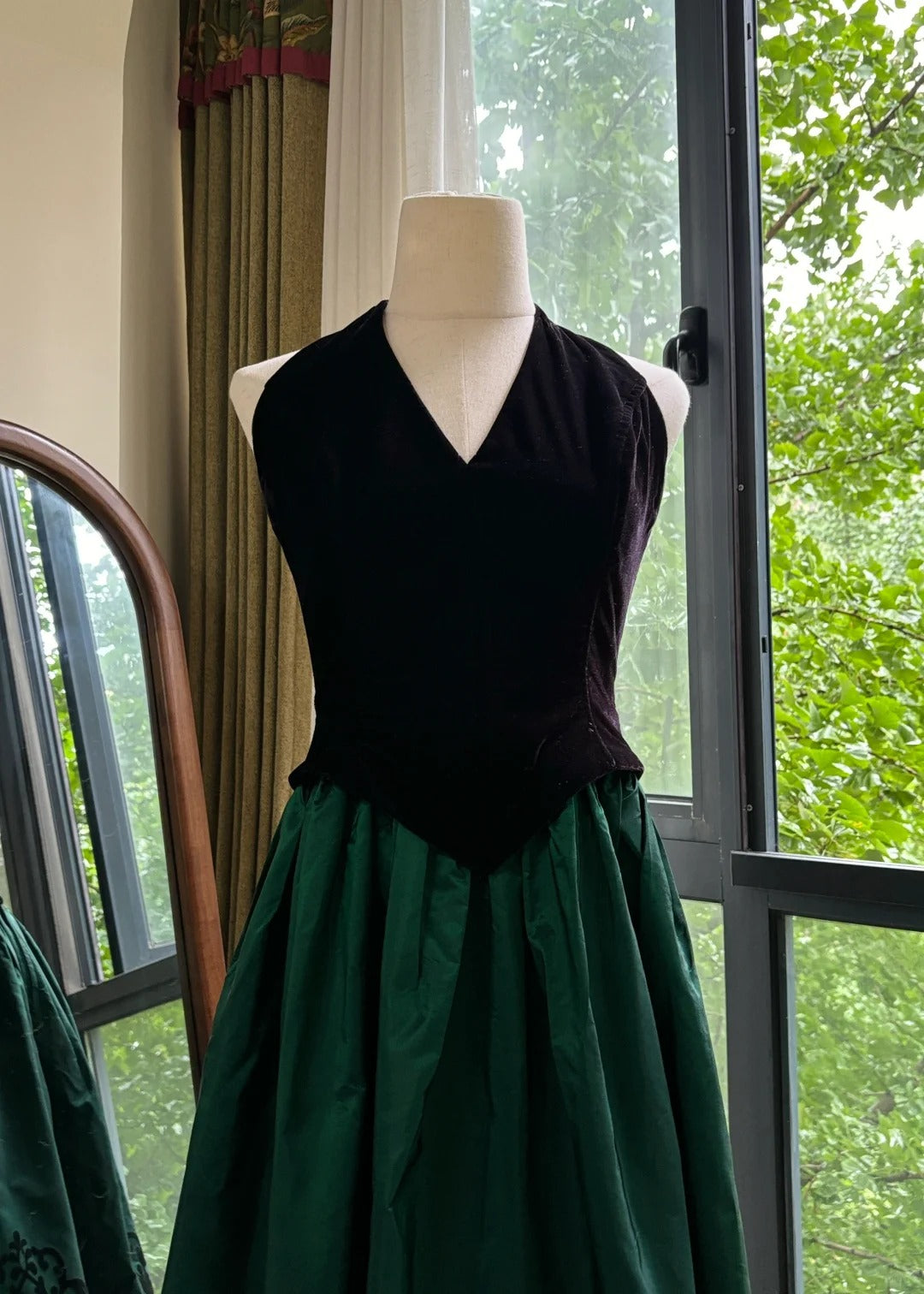 Retro Black And Green A-Line Halter Neck Velvet And Satin Prom & Evening Dress - View 2 | FashionDia