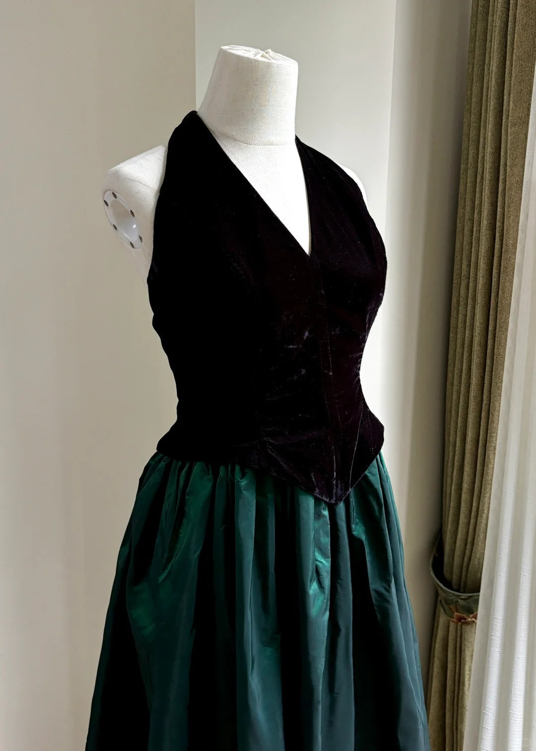 Retro Black And Green A-Line Halter Neck Velvet And Satin Prom & Evening Dress - View 4 | FashionDia