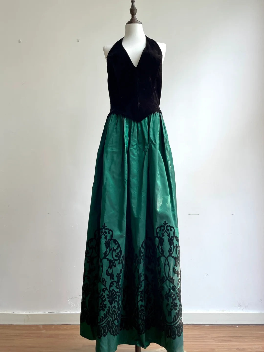 Retro Black And Green A-Line Halter Neck Velvet And Satin Prom & Evening Dress - View 5 | FashionDia