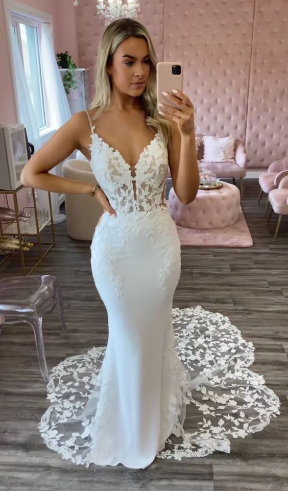 Sexy V-Neck Spaghetti Straps Illusion Lace Applique With Lace Train Wedding Dress fg6427
