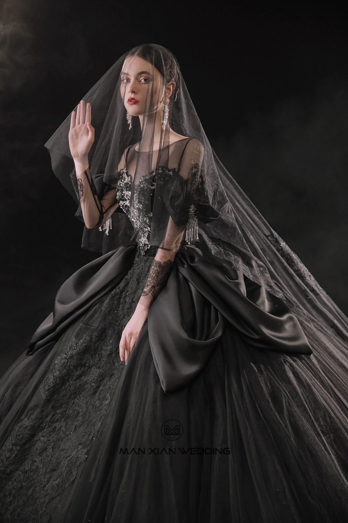 Dramatic Black Ball Gown Illusion Neckline Satin Puff Sleeve Beaded Lace Wedding Dress with Oversized Train E-305 (ZD16893)