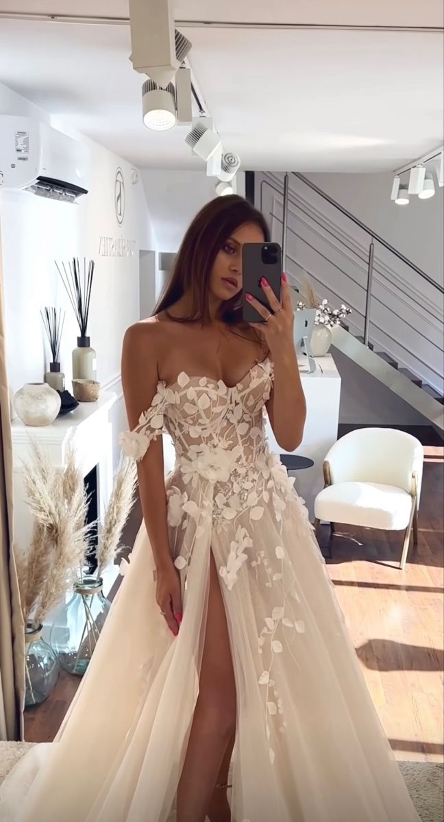 Vintage Lace Wedding Dress Off-Shoulder Appliques Bridal Dress - VelvetHem