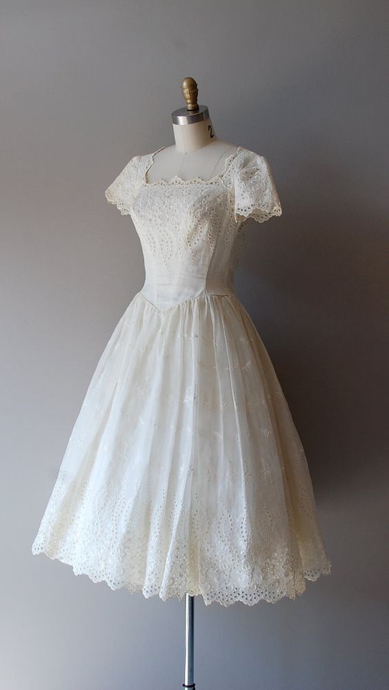 Vintage A-Line Short Lace Tea-Length Wedding Dress Chic Midi Bridal Gown with Sleeve - View 2 | FashionDia