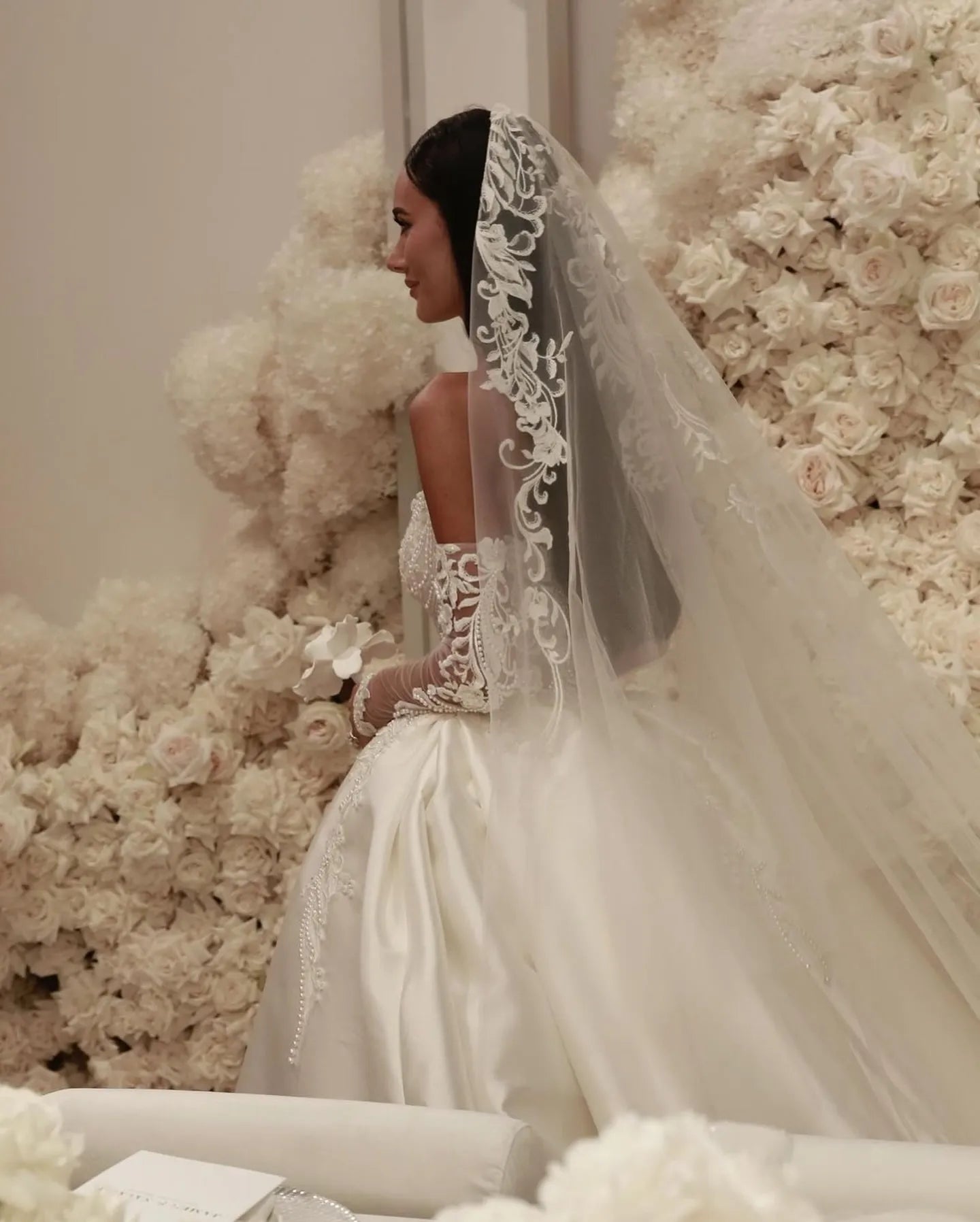 Arabic Lace Saudi Ball Gown Wedding Dress For Bride Strapless Pearls Satin Wedding Dresses Ruffle Dubai R Bridal Gowns Plus Size (ZD17412)