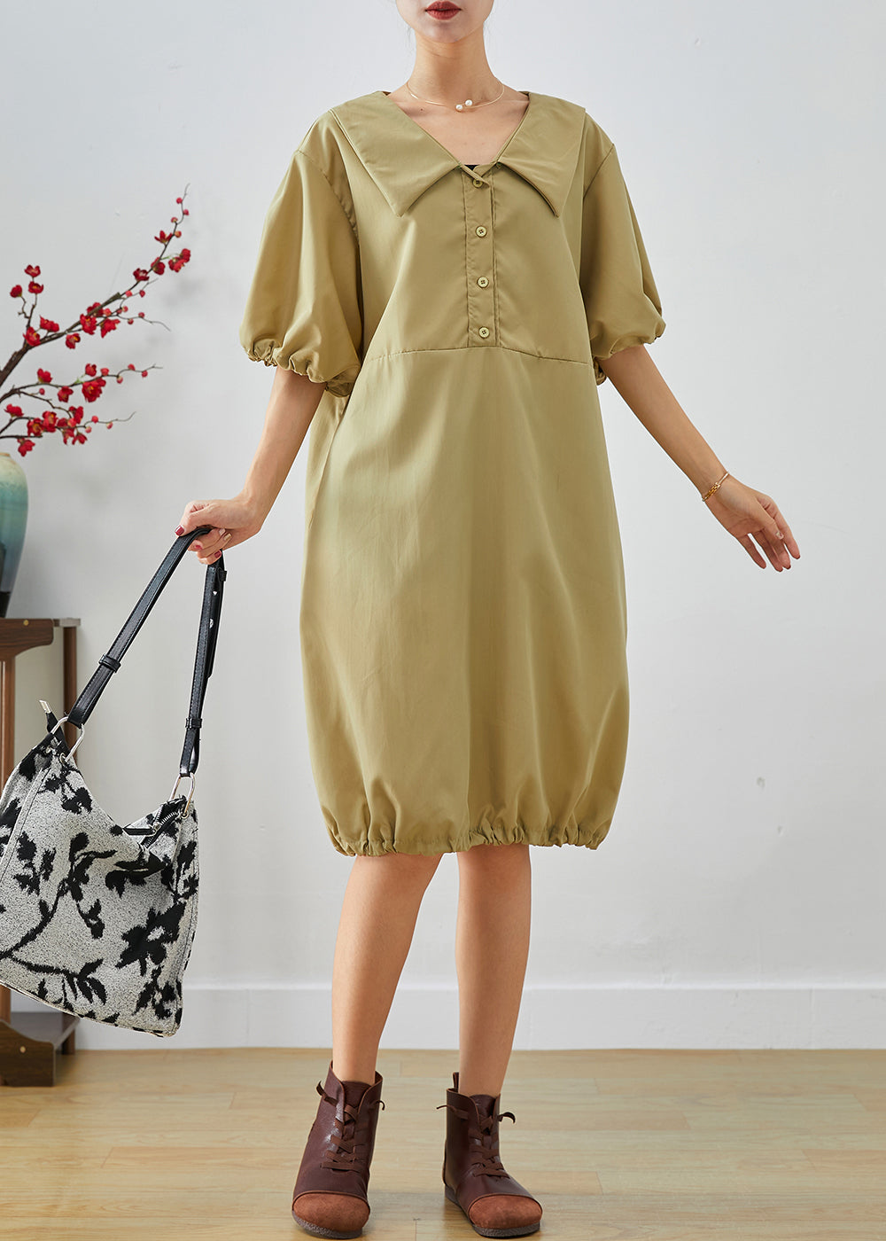 Beautifully Finished Dress in a Timeless Design