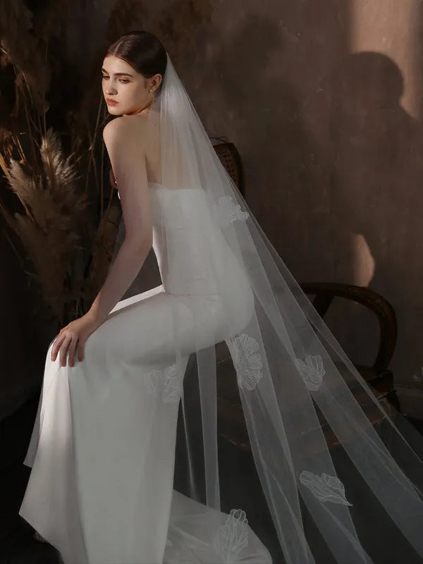 CC Cathedral Veils Women Hair Accessory Wedding Hairwear Bridal Dress Engagement Headdress Elegant 3M Long Veil With Combs V334