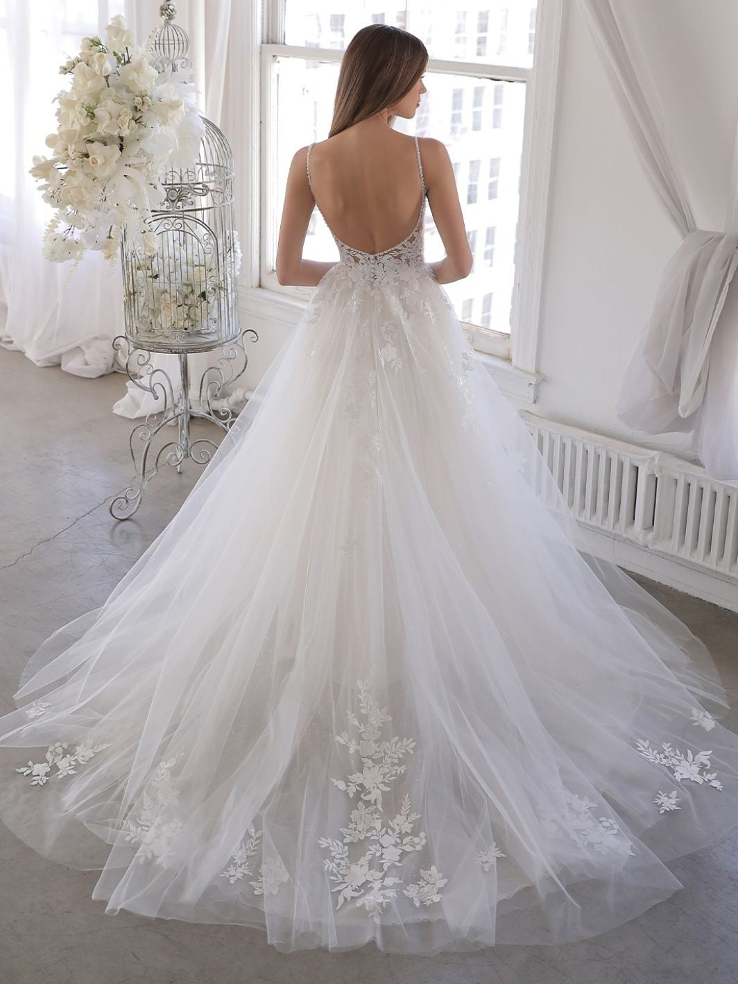 V-Neck Sleeveless Dreamy Tulle A-Line Bridal Wedding Gown