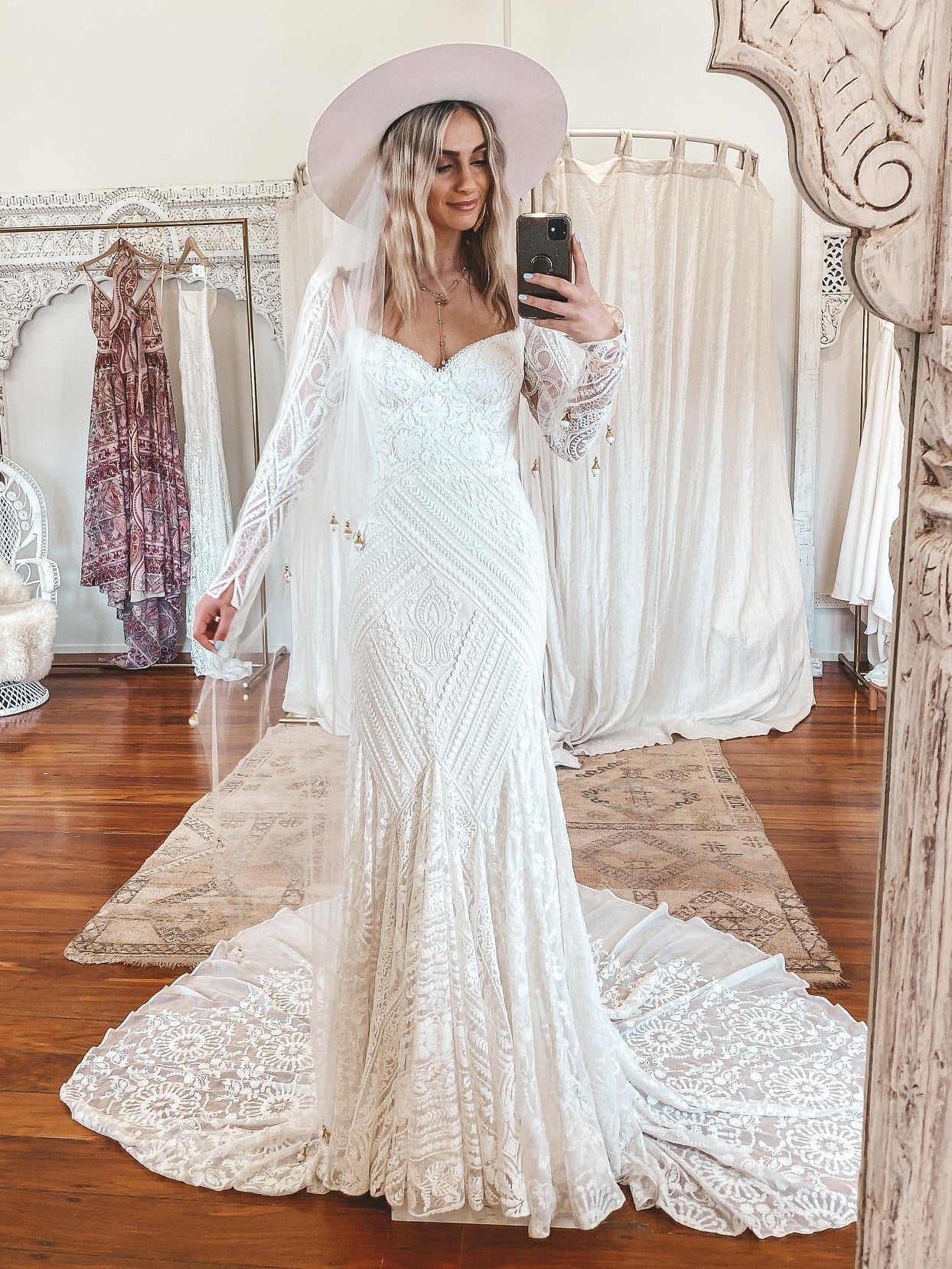 Long Sleeves Lace Mermaid Vintage Bridal Dress With Train