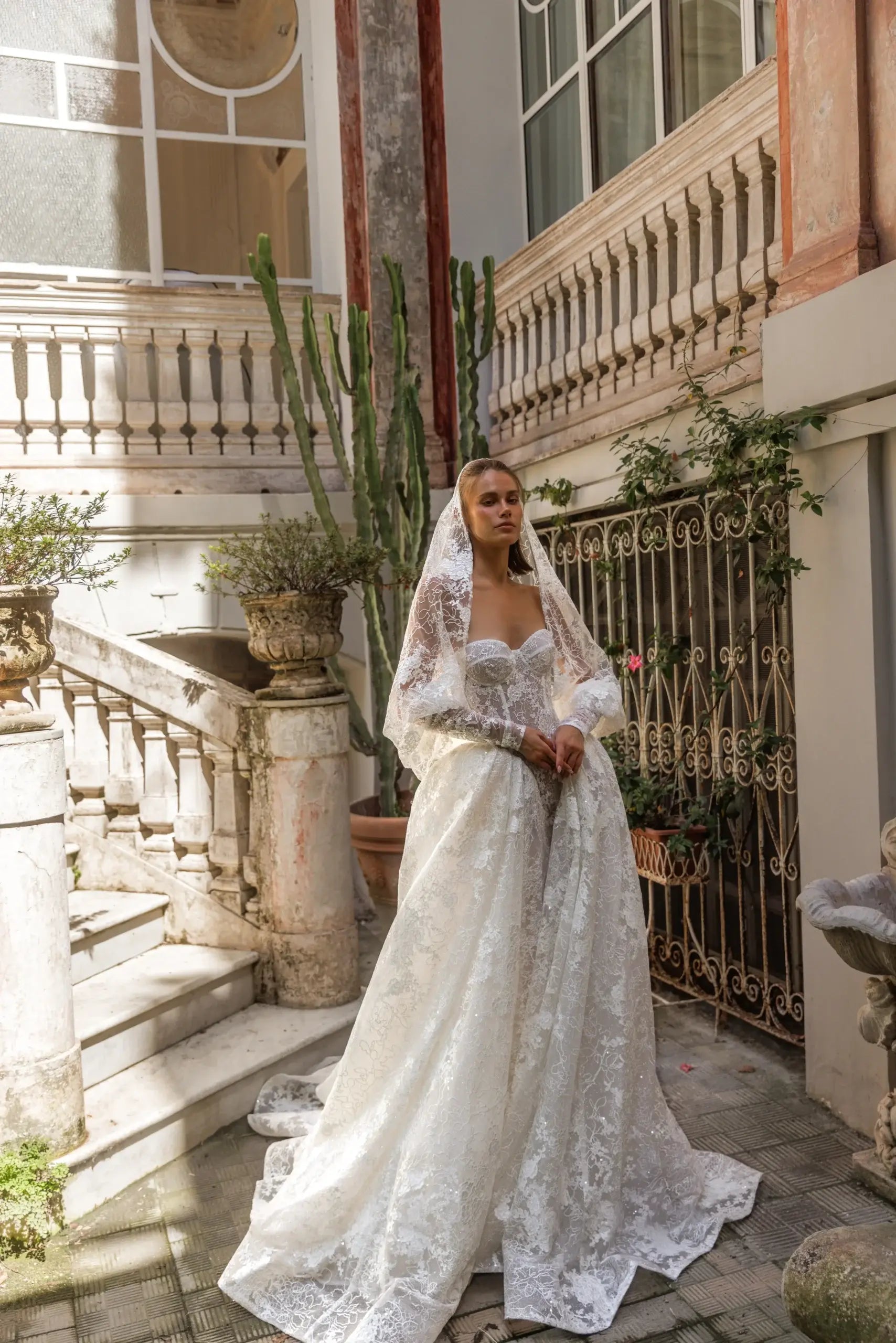 Glamorous Ivory Lace Sweetheart Nec Ball Gown Wedding Dress with Veil ZP120