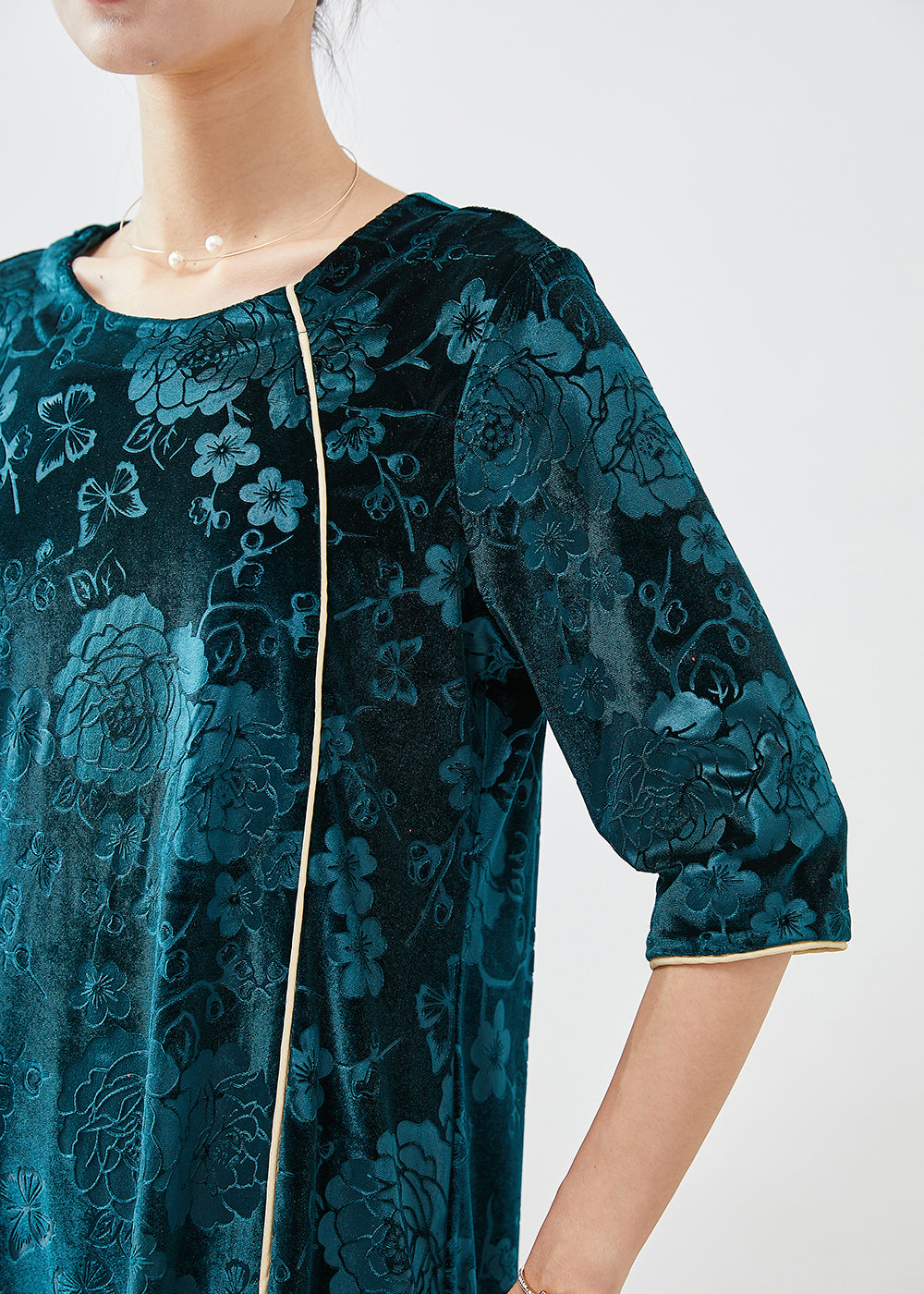 Effortlessly Elegant Dress with a Timeless Design