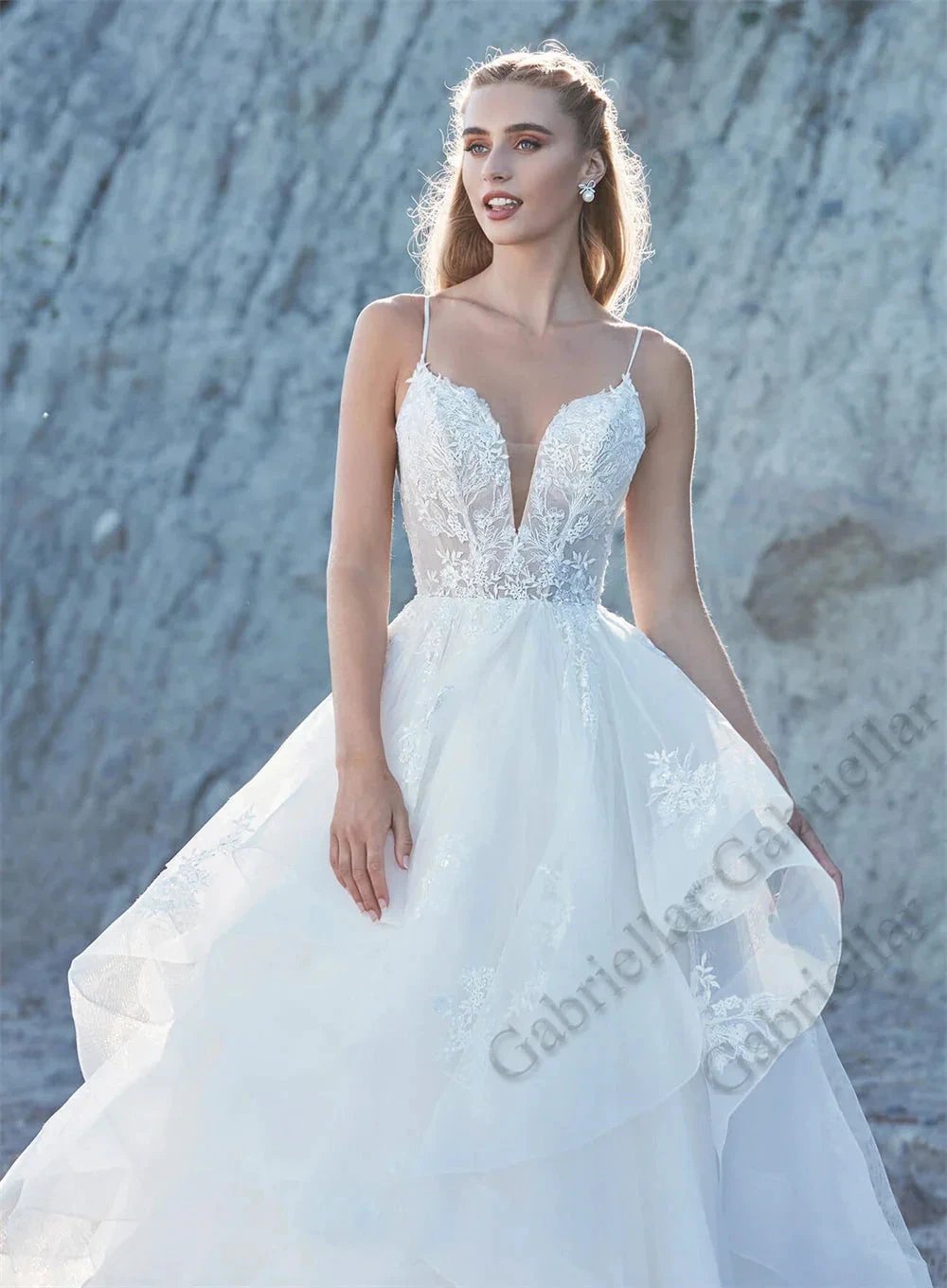 Delicate Ruffled Spaghetti Straps Wedding Dresses V-neck Appliques A-line Wedding Gowns Abito Da Sposa Customer Made (ZD13420)