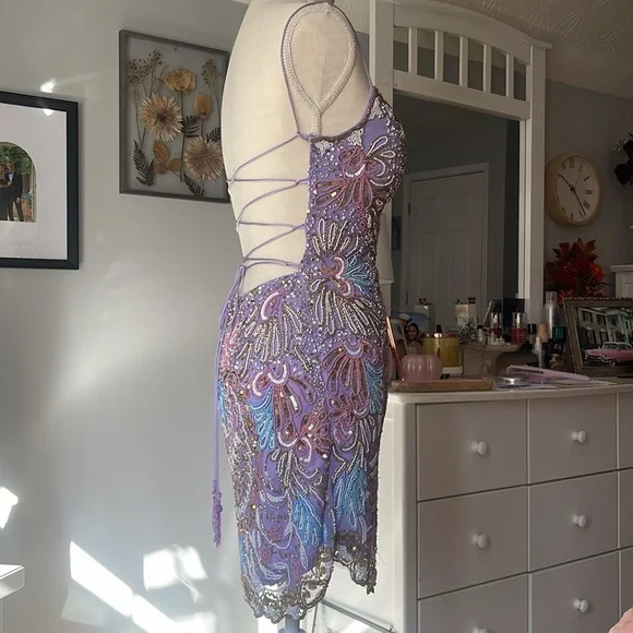 Gorgeous Lavender Spaghetti Straps Lace Sequin Beaded Sheath Cocktail Dress Backless Short Graduation Homecoming Dress D057
