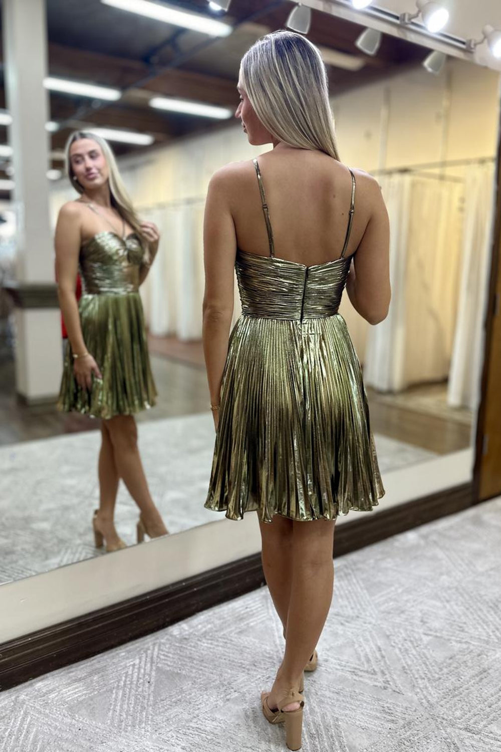 A Line Golden Homecoming Dresses Halter Short Cocktail Dresses with Keyhole