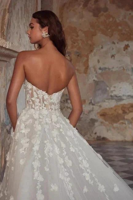 A-Line Sweetheart Floor-Length Strapless Tulle Wedding Dresses with Appliques (ZD15729)