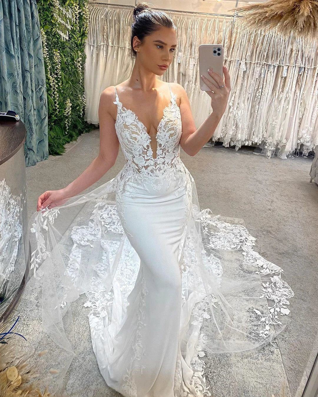 Amazing Long White V-neck Spaghetti Straps Mermaid Sleeveless Wedding Dress With Lace (ZD15667)