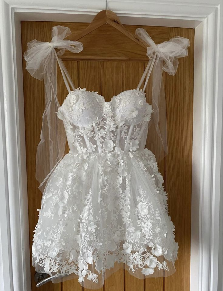 Pretty Sweetheart Neck White Lace Appliques Short 15th Birthday Outfits Formal Homecoming Dress - FashionDia