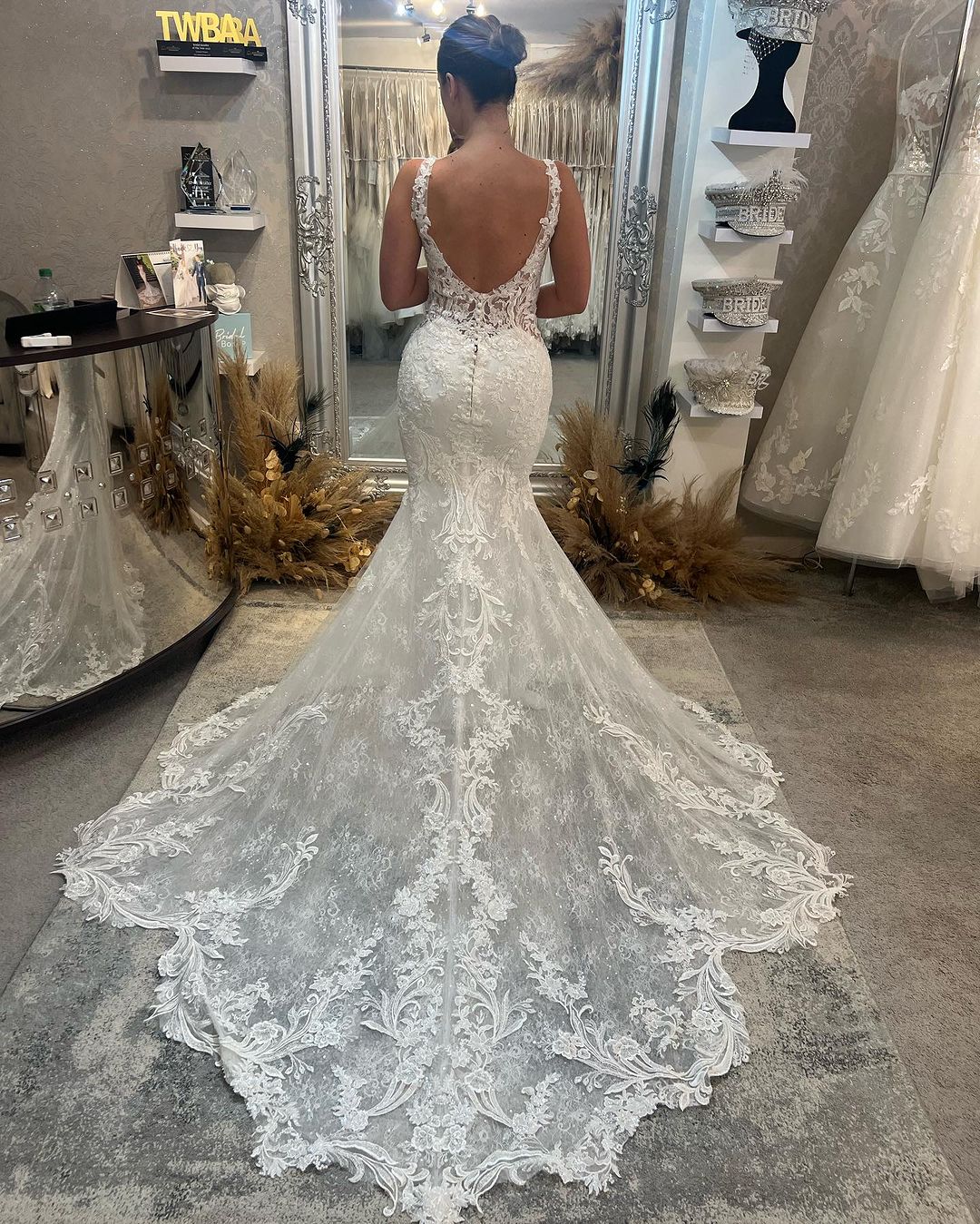 Stunning Long Mermaid V-neck Sleeveless Lace Backless Wedding Gown (ZD17468)