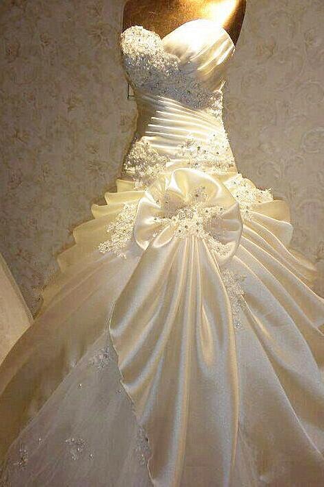 Beautiful Sweetheart Crystal Ruffles Long Wedding Dress with Beadings Latest Bowknot Ball Gown Bridal Gowns
