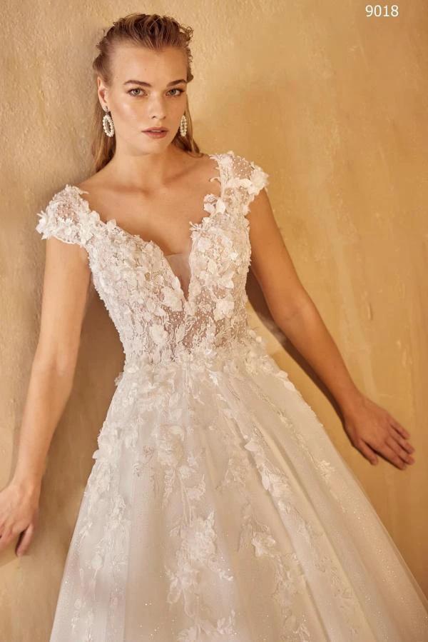 Beautiful V-neck Long A-line Lace Tulle Sleeveless Wedding Dresses (ZD15648)