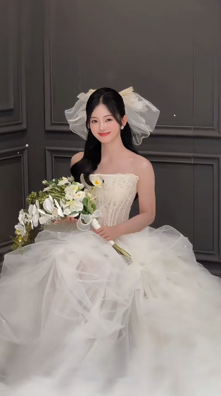 Elegant Ball Gown Strapless Tulle Long Wedding Dresses