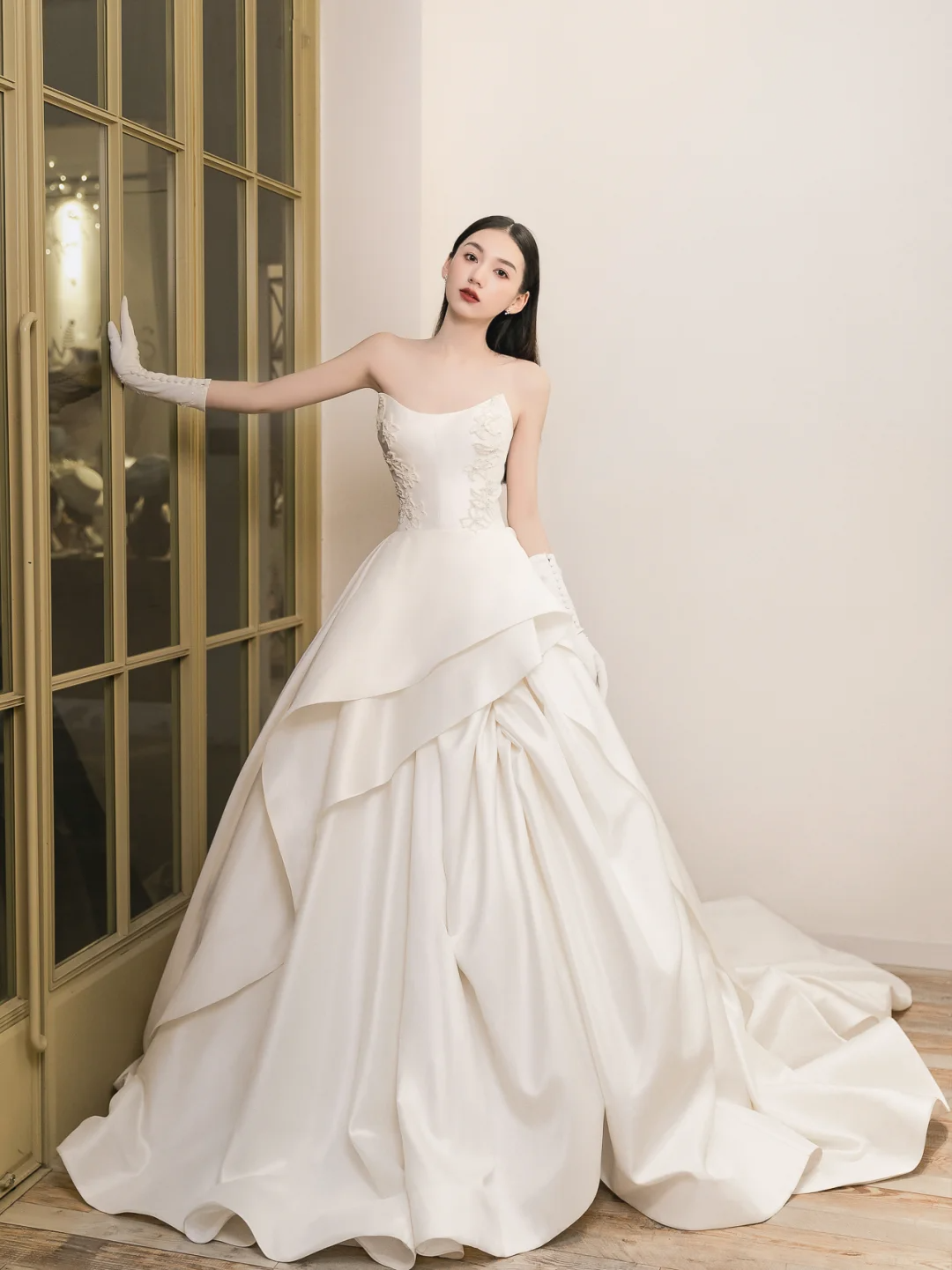 Eelgant Ball Gown Strapless Satin Applique With Gloves Long Wedding Dresses