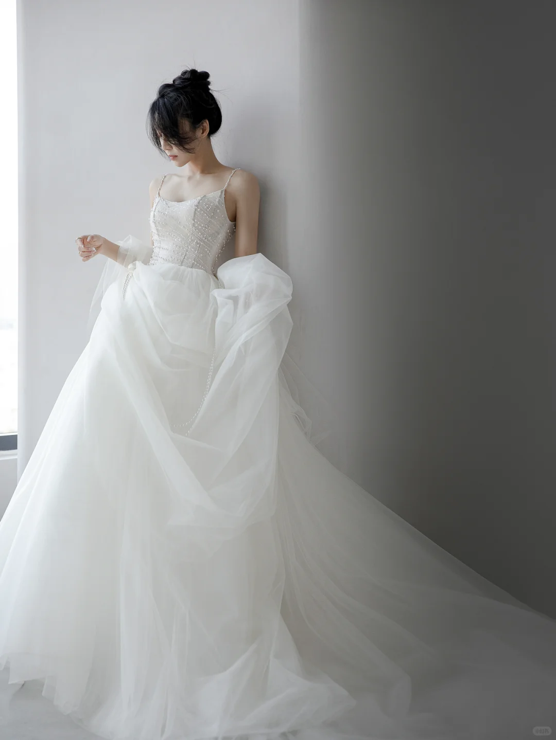 Pretty Ball Gown Spaghetti Straps Tulle Beaded Long Wedding Dresses