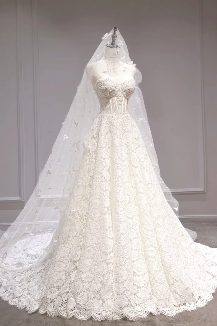 Gorgeous Ball Gown Strapless Tulle Lace With Veil Long Wedding Dresses - FashionDia