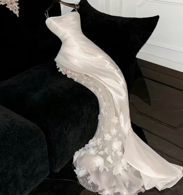 Unique Mermaid Spaghetti Straps Satin Tulle Applique Long Wedding Dresses