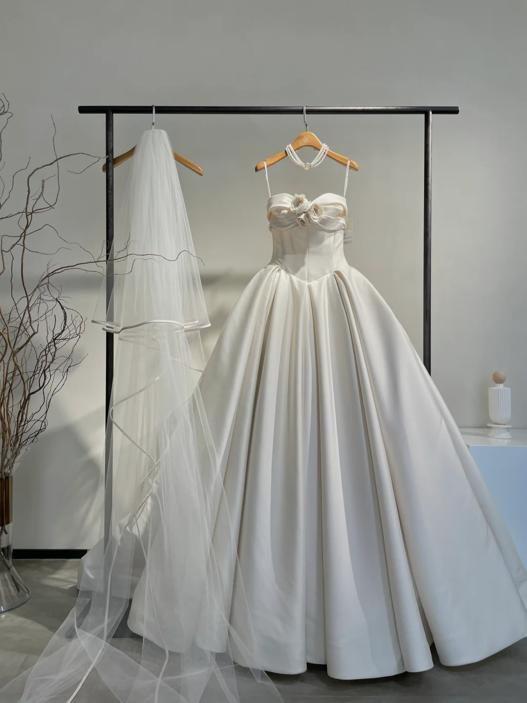 Elegant Ball Gown Spaghetti Straps Satin Flower With Veil Long Wedding Dresses