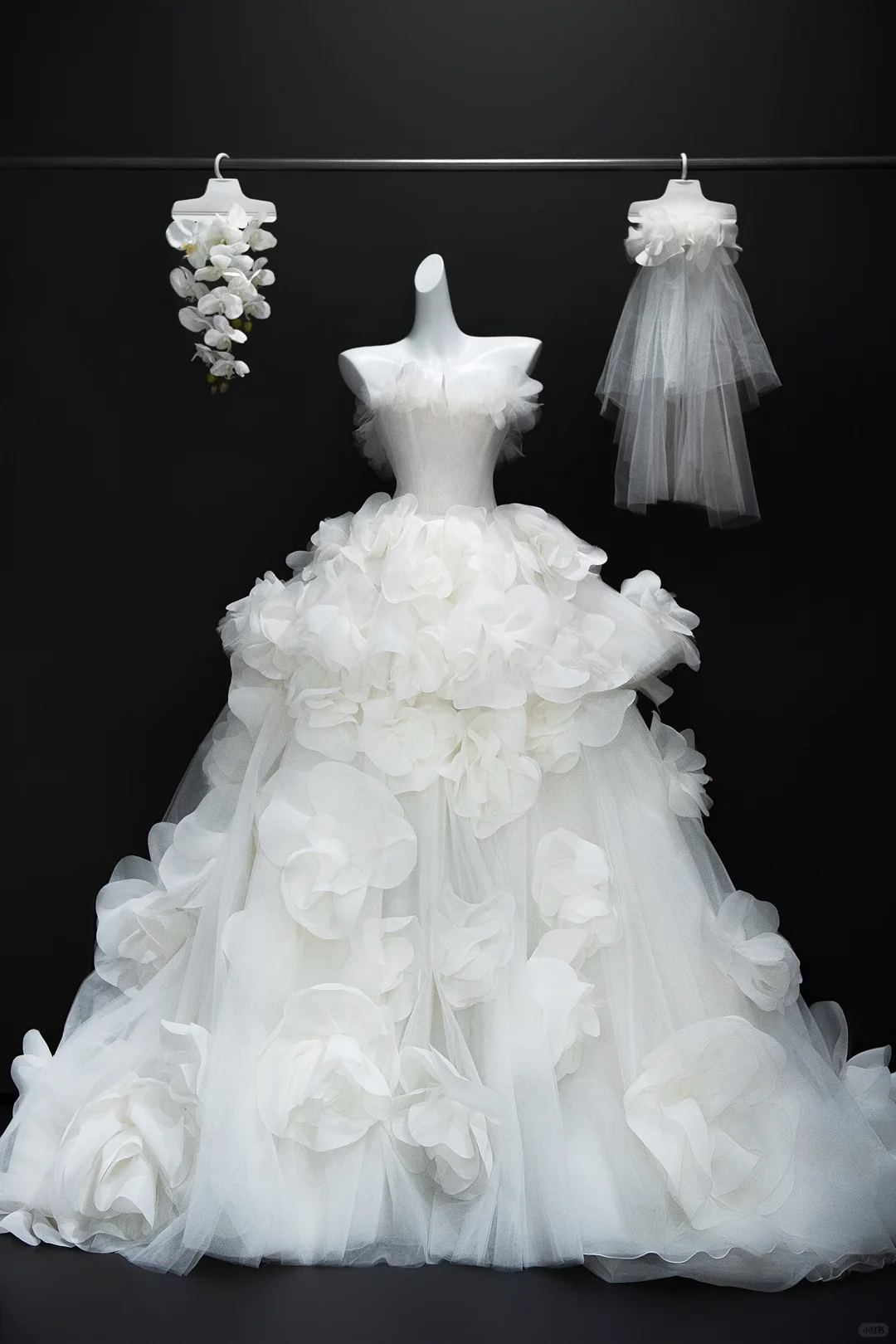 Unique Ball Gown Strapless Satin Tulle Flower Applique With Veil Long Wedding Dresses