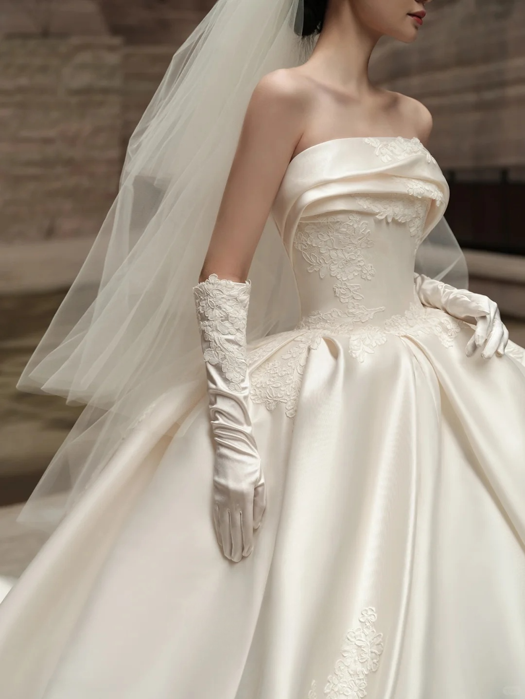 Elegant Ball Gown Strapless Satin Applique With Gloves Veil Long Wedding Dresses