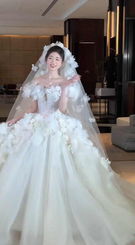 Pretty Ball Gown Strapless Tulle Applique With Veil Long Wedding Dresses