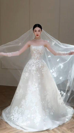 Dreamy Ball Gown Strapless Tulle Lace With Veil Long Wedding Dresses