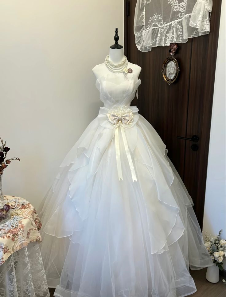 Vintage Ball Gown Strapless Satin Chiffon Tulle Bow Long Wedding Dresses