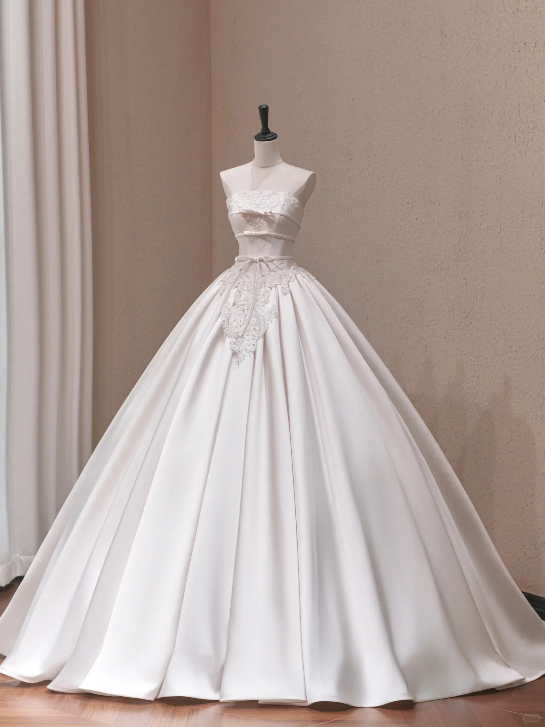 Pretty Ball Gown Strapless Satin Applique Long Wedding Dresses