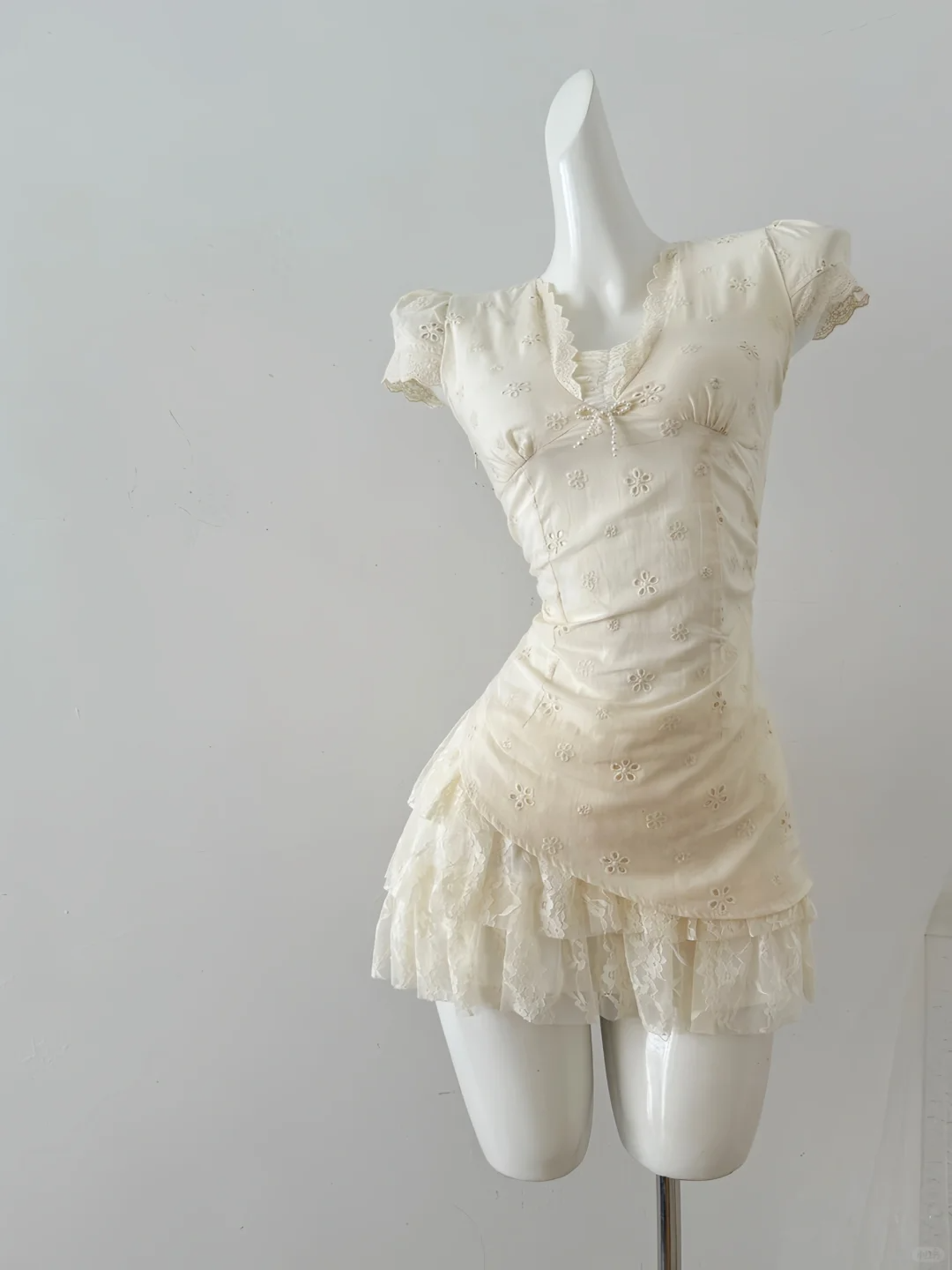 Pretty 18th A-Line Satin Lace Short Sleeves Short Homecoming Dress Birthday Outfits - FashionDia