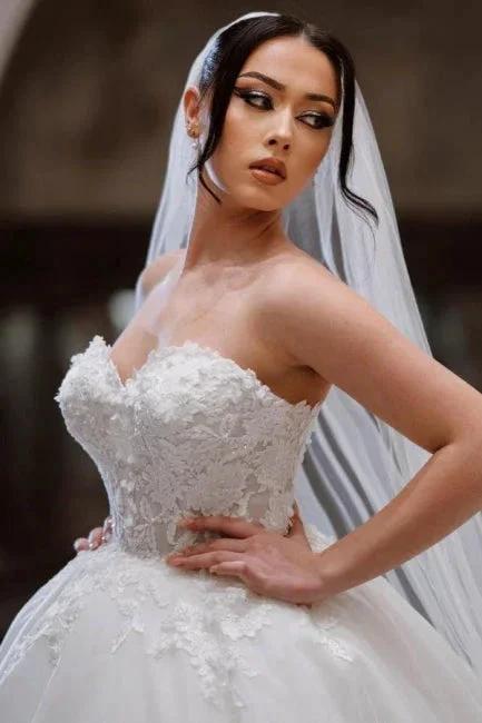 Charming Lace Floor-Length Sleeveless Sweetheart Ball Gown Wedding Dresses with Appliques (ZD15737)