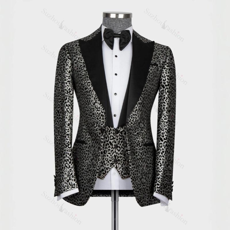 Charming Silver Jacquard Peaked Lapel 3 Piece Prom Suit