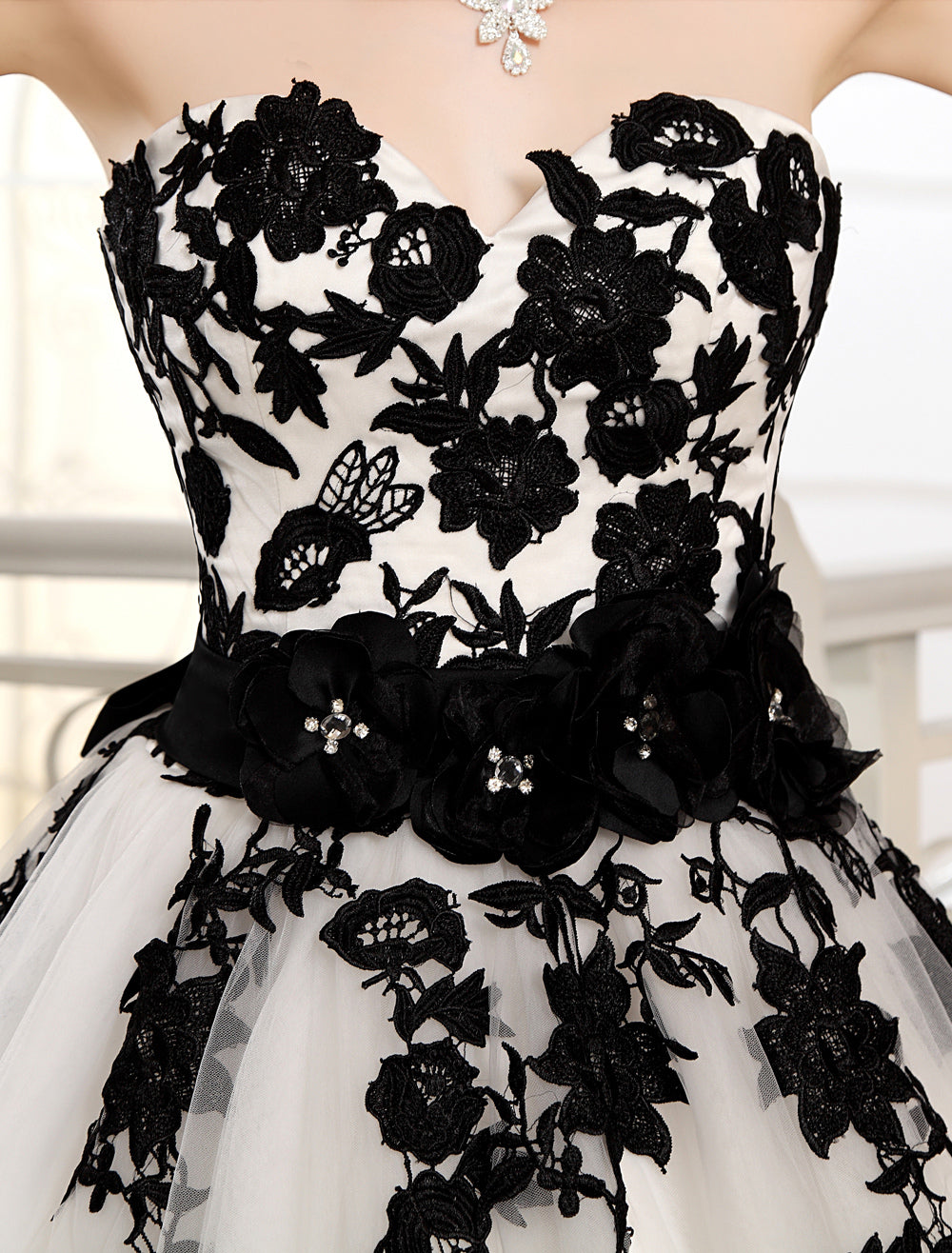 Chic Strapless Tulle Lace Wedding Dresses With Black Appliques