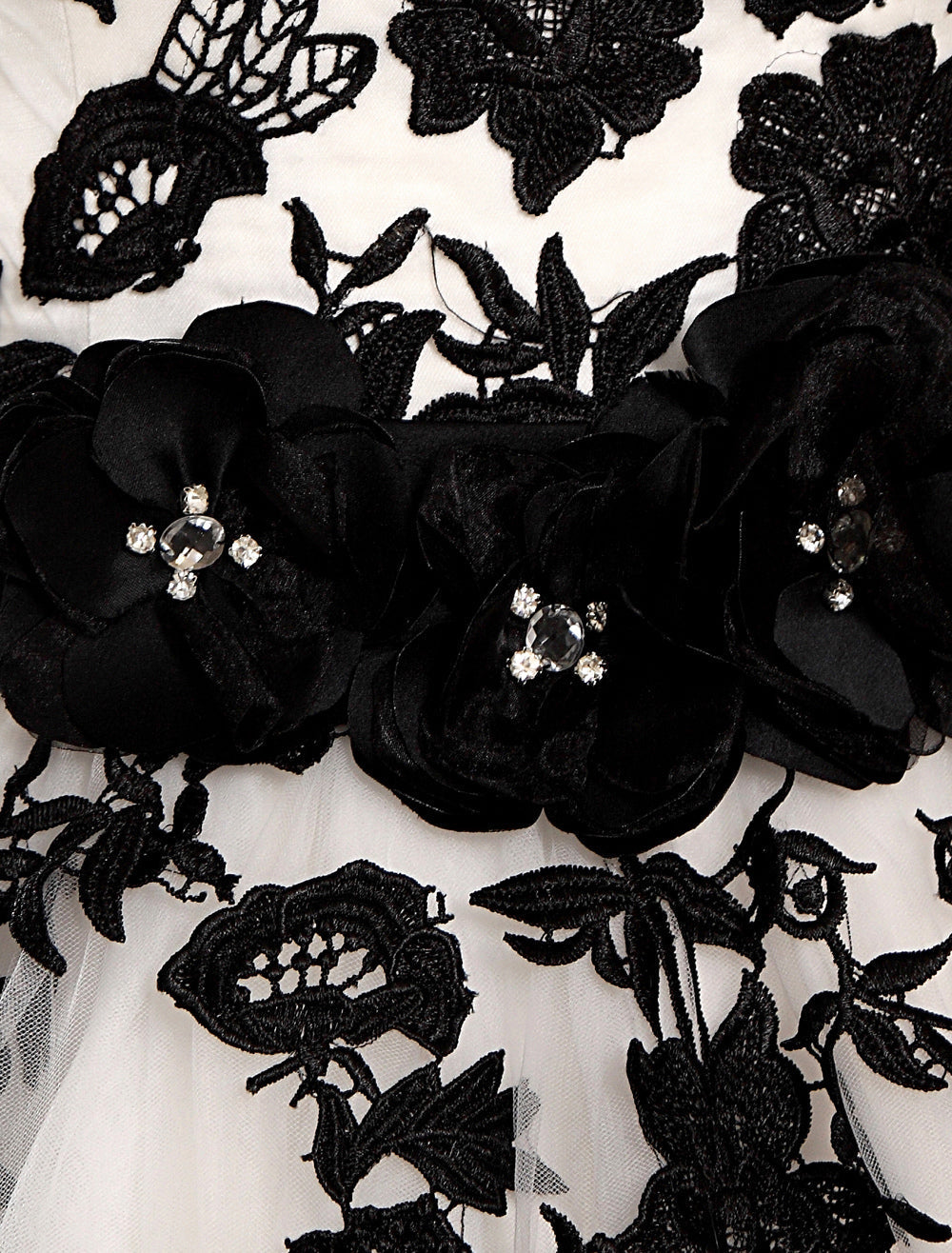 Chic Strapless Tulle Lace Wedding Dresses With Black Appliques
